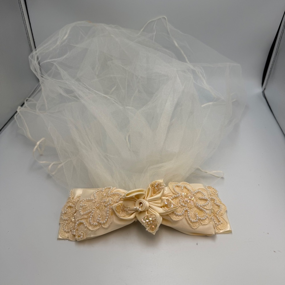 Vintage 60s Mary Jean Bridal Veil Ivory Satin Bow Lace Pearl Barrette France